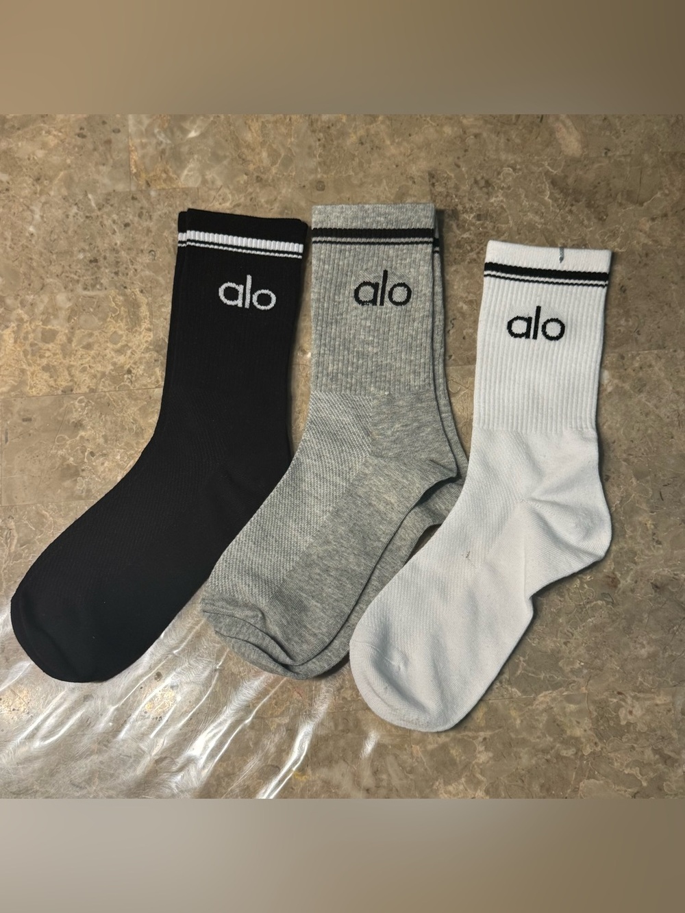 New Women’s Alo Socks
Packaging states size Large but they fit sizes 6-11